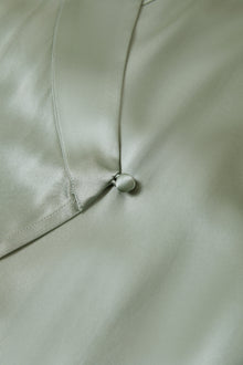 Viridian Lake Robe In Mulberry Silk - Misty Pine